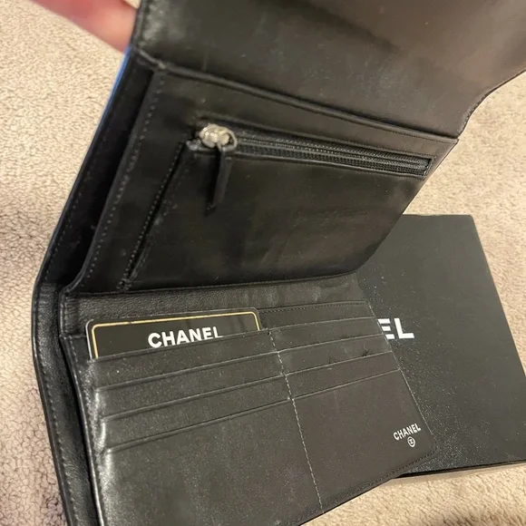 Authentic Chanel wallet. Authorization card and original box. Make an offer!! - Picture 7 of 7